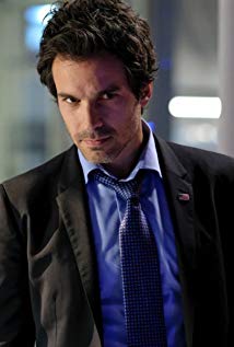 How tall is Santiago Cabrera?